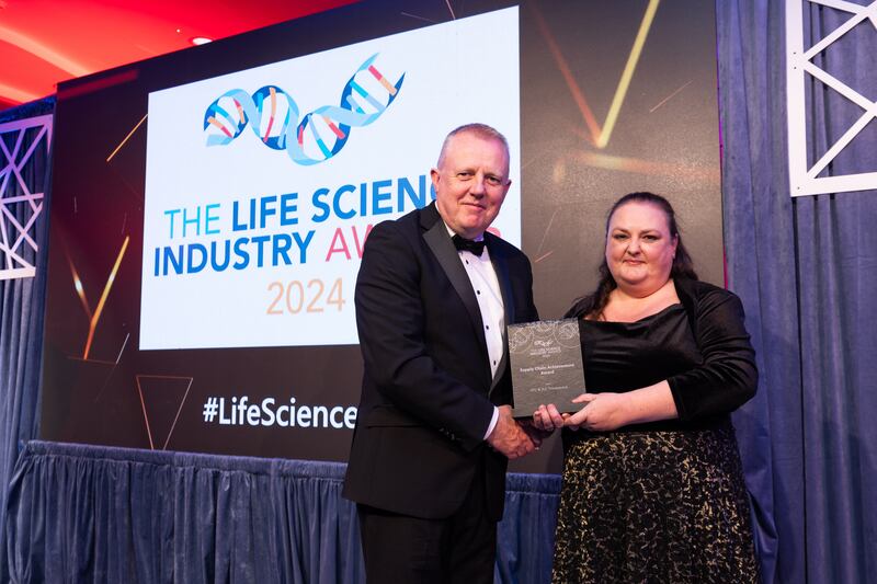 Tom O'Brien, business manager at Controlled Environments Company, presents the supply chain achievement award to Teresa Clancy, APC & VLE Therapeutics