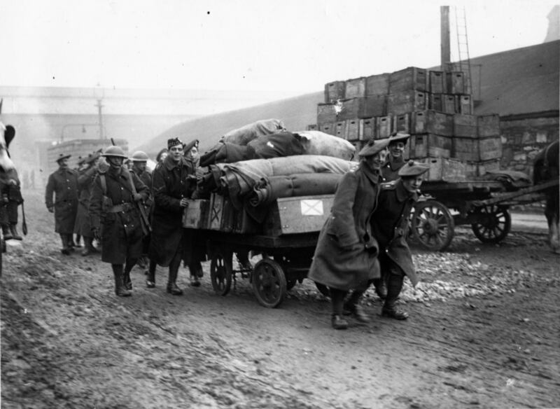 Troops from a Scottish regiment transporting material for departure on the Dublin quays, January 1922 (Mercier Archives).