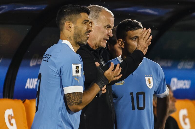 Marcelo Bielsa with Luis Suarez (L) and Giorgian de Arrascaeta during Uruguay's World Cup qualifier against Bolivia. Bielsa has placed his trust in Núñez as his preferred striker. Photograph: Ernesto Ryan/Getty Images
