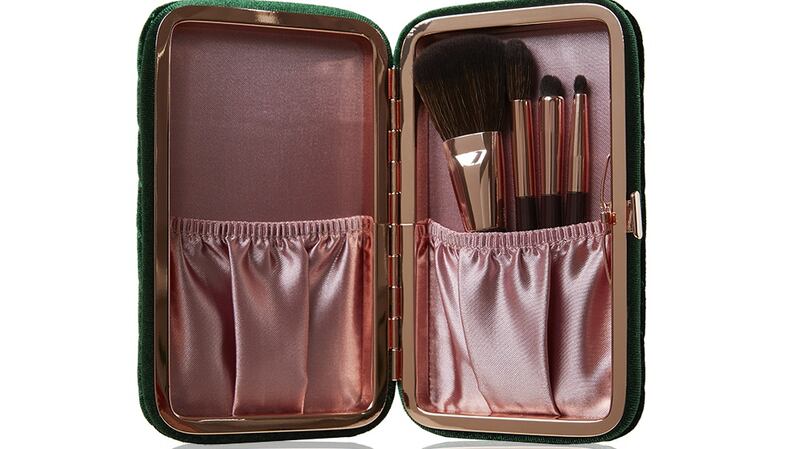 Charlotte Tilbury Charlotte’s Hollywood mini brush set (€60) is beautiful and looks like an old-fashioned cigarette case in green velvet.