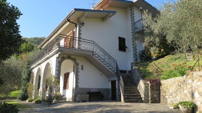 An Italian villa with 1,000 sq m of land for gardens and parking.