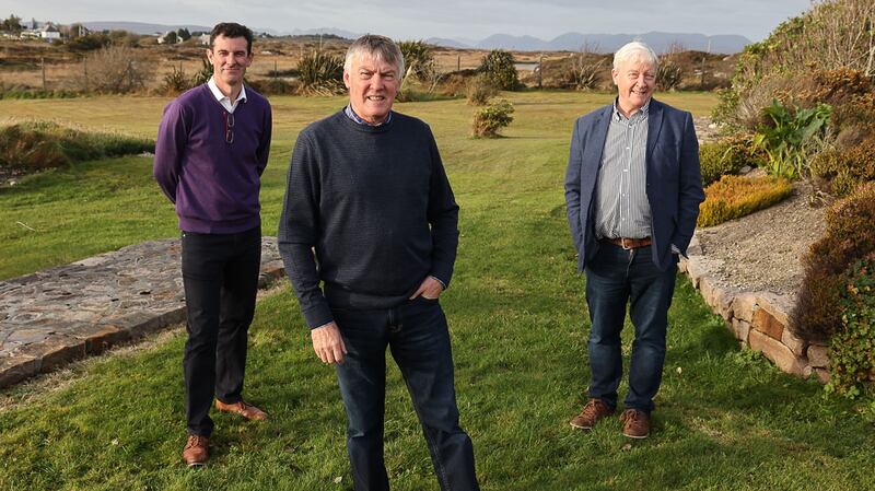 Gearóid Mac Donncha, Ceannaire, Máirtín Tom Sheáinín, agus Seán Ó hÉanaigh, Bainisteoir Stiúrtha Clár, taobh amuigh den stáisiún i gCasla théis do Mháirtín a chlár deireanach a chur i láthair Dé Céadaoin 4 Samhain 2020.
