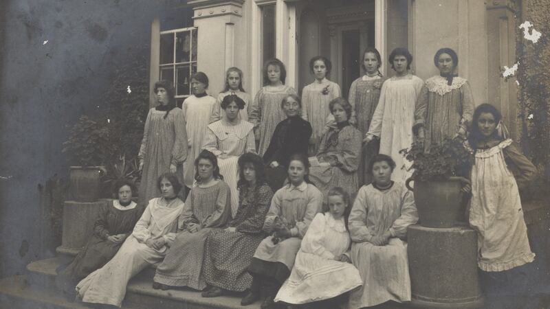 Dun Emer’s weavers, embroiderers and printers in 1903