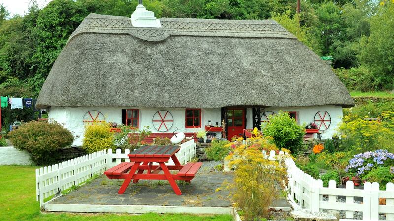 The main cottage  has an open plan livingroom/diningroom, a solid fuel stove in the original open fireplace, a kitchen/breakfastroom  and three bedrooms, two of them en suite