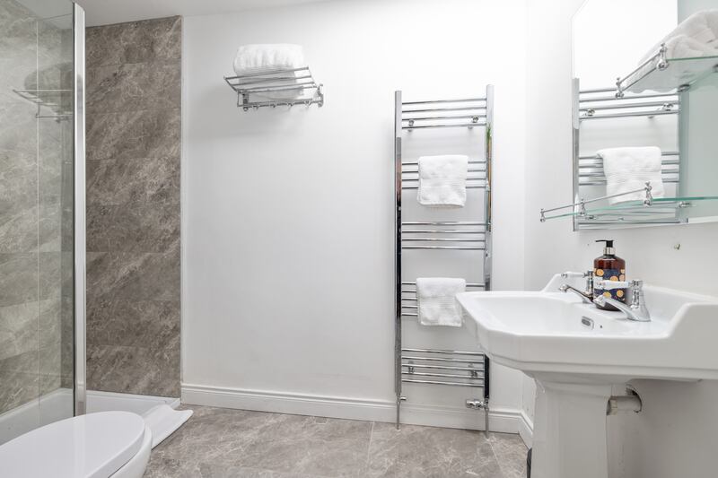 Main en-suite bathroom