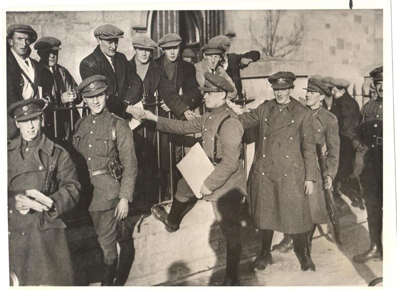 Following the Battle of Kilkenny, many anti-Treaty men and women were detained in Kilkenny Military Barracks (now James Stephens Barracks). On May 6th, 1922, all prisoners were released following an agreement between the opposing sides. Taken just prior to their release, the image shows the anti-Treaty prisoners behind the railings of the church (still present in the military barracks), where they are cordially shaking hands with their Free State jailers. Civil war broke out two months later. Courtesy of Kilmainham Gaol Museum