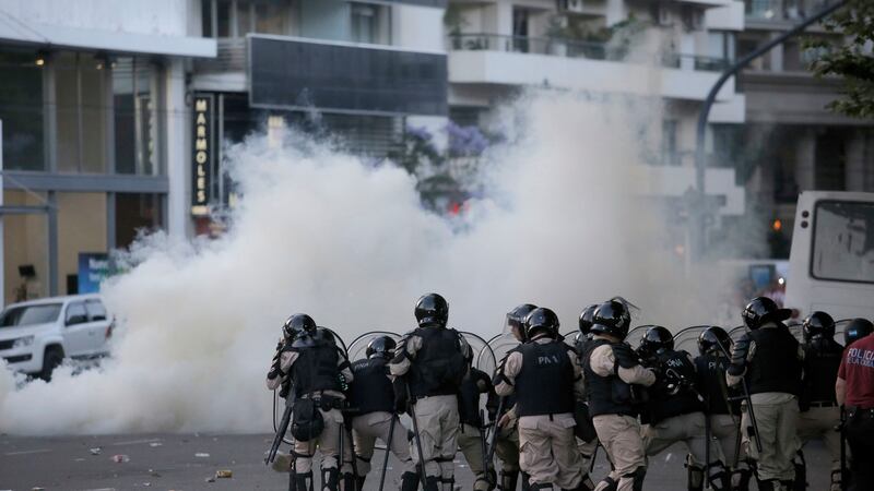 River Plate fans clash with riot police outside the stadium. Photo: Sebastian Pani/Getty Images