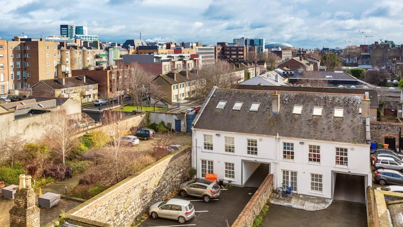 The mews at 46 Stephen’s Place extends to 212sq m (2,286sq ft), and the mews at No 47 extends to 203.5sq m (2,191sq ft).