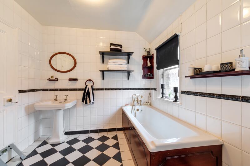 No 39 Eglinton Road: Tiled bathroom.