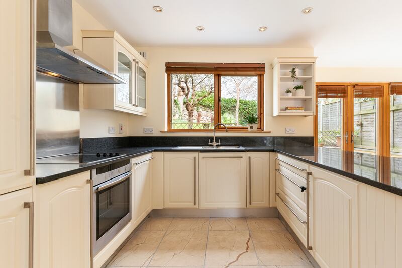 Kitchen with breakfast bar and granite worktops