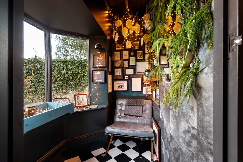 Reading room/'make-up' room