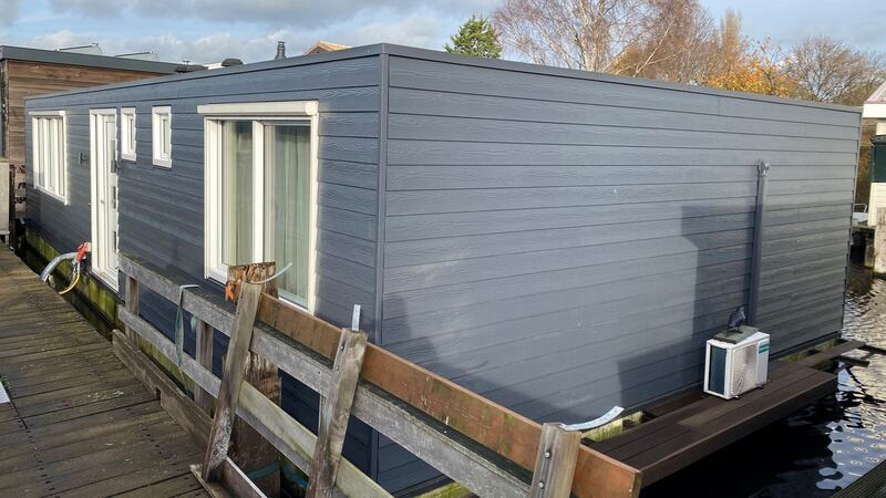 This Amsterdam houseboat  is in turnkey condition.