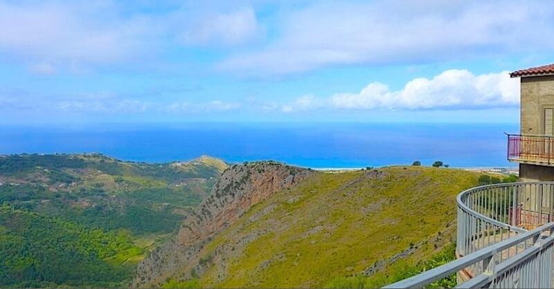 Italy: two storey-house in the middle of Grisolia town