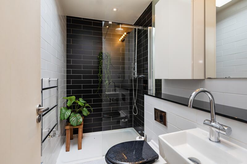 En-suite bathroom for main bedroom